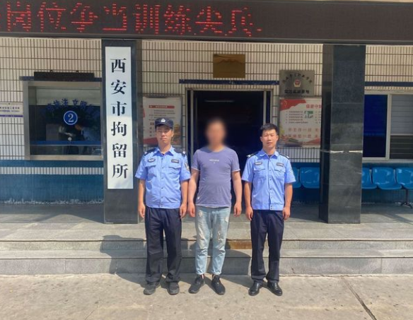 胆太肥！男子别停警车还抢走执法记录仪！